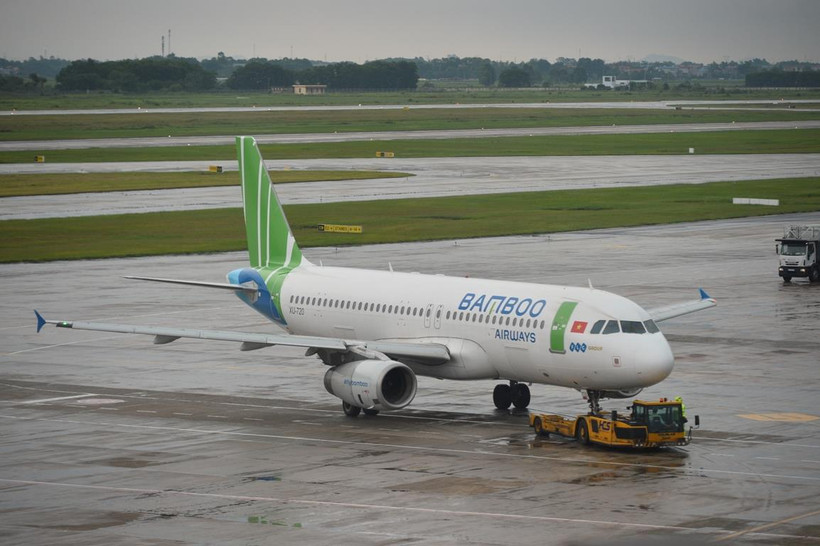 Một máy bay được kéo đẩy từ bãi đỗ ra đường lăn. (Ảnh: CTV/Vietnam+)