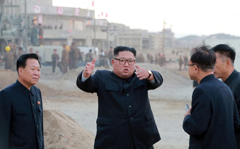 Nhà lãnh đạo Triều Tiên Kim Jong-un (giữa) thị sát công trình xây dựng khu du lịch nghỉ dưỡng Wonsan-Kalma ở bờ biển phía Đông thành phố Wonsan ngày 1/11/2018. (Ảnh: AFP/TTXVN)