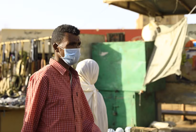 Người dân đeo khẩu trang phòng lây nhiễm COVID-19 tại Khartoum, Sudan ngày 14/3/2020. (Ảnh: THX/TTXVN)
