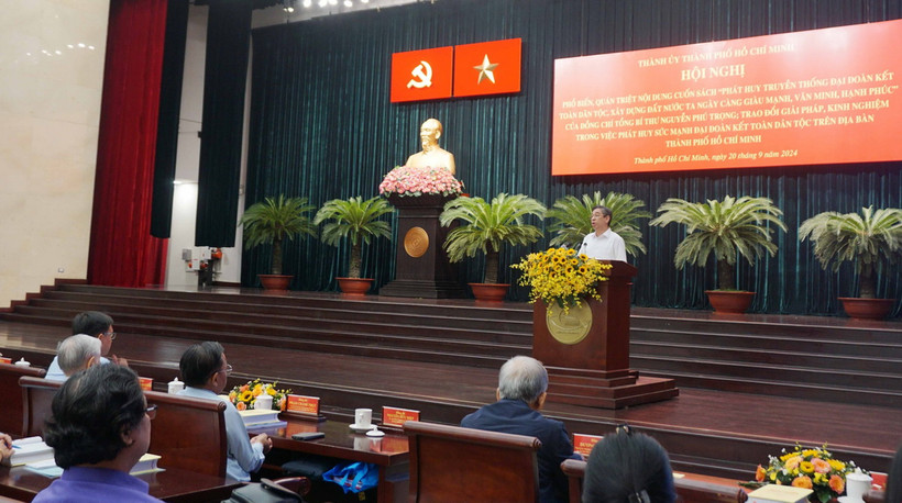 Phó Bí thư Thành ủy Thành phố Hồ Chí Minh Nguyễn Phước Lộc phát biểu tại hội nghị. (Ảnh: Thu Hoài/TTXVN)