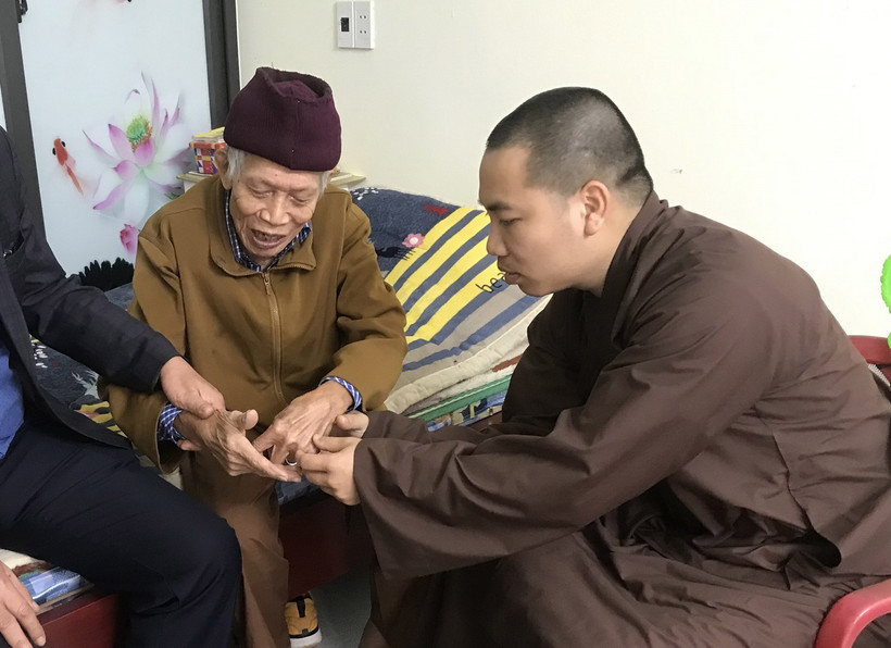 Nhà chùa chăm sóc sức khỏe, chỗ ăn, nghỉ cũng là nơi để người già cô đơn nương tựa cửa phật và học Phật pháp. (Ảnh: Tiến Vĩnh/TTXVN)