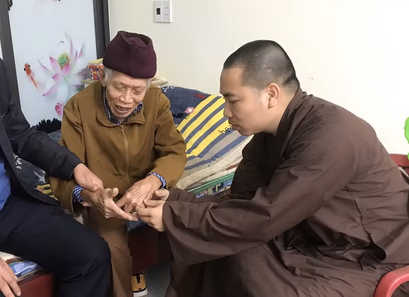 Nhà chùa chăm sóc sức khỏe, chỗ ăn, nghỉ cũng là nơi để người già cô đơn nương tựa cửa phật và học Phật pháp. (Ảnh: Tiến Vĩnh/TTXVN)
