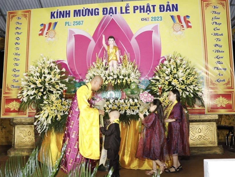 Nghi thức Niêm hoa tại Đại lễ Phật đản 2023 tại Bắc Ninh. (Ảnh: Trần Việt/TTXVN)