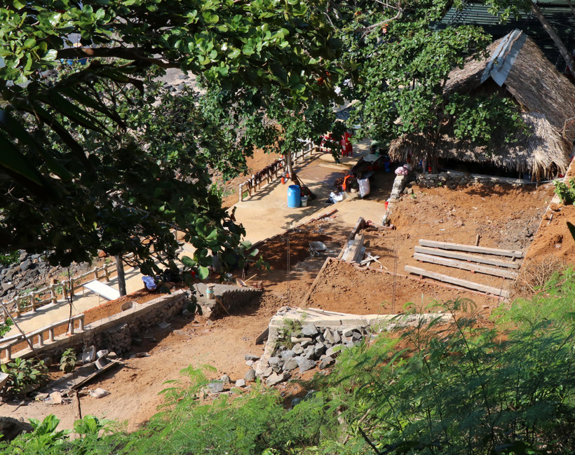Người dân tự ý san ủi, đào bới, lấn chiếm diện tích đất rừng phòng hộ ven biển lẫn khu vực thắng cảnh Ba Tâng Gâng để xây dựng nhiều công trình trái phép. (Ảnh: Lê Ngọc Phước/TTXVN)