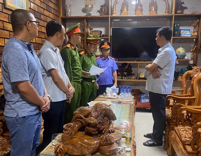 Cơ quan cảnh sát điều tra, Công an tỉnh Quảng Trị đọc lệnh bắt bị can Lê Quang Thuận, Phó chủ tịch UBND huyện Hướng Hóa. (Ảnh: TTXVN phát)