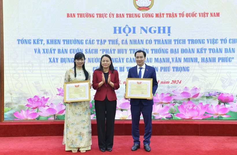 Bà Nguyễn Thị Thu Hà trao Bằng khen của Ủy ban Trung ương MTTQ Việt Nam cho 2 tập thể có thành tích xuất sắc trong việc tổ chức bản thảo và xuất bản cuốn sách của Tổng Bí thư Nguyễn Phú Trọng. (Ảnh: Minh Đức/TTXVN)