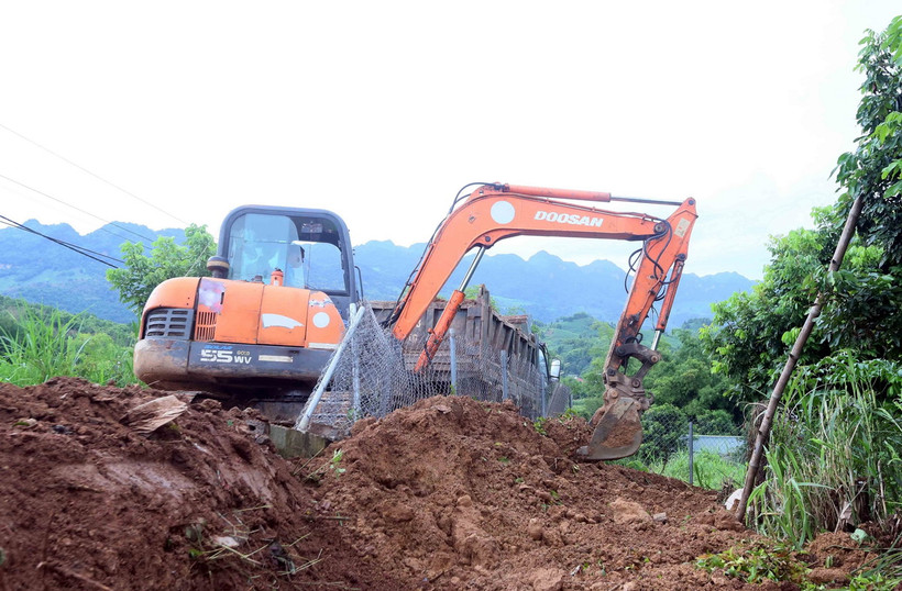 Khởi công xây nhà vệ sinh cho em tại điểm trường Bắt Đông, Trường Mầm non Hòa Bình. (Ảnh: Quang Quyết/TTXVN)