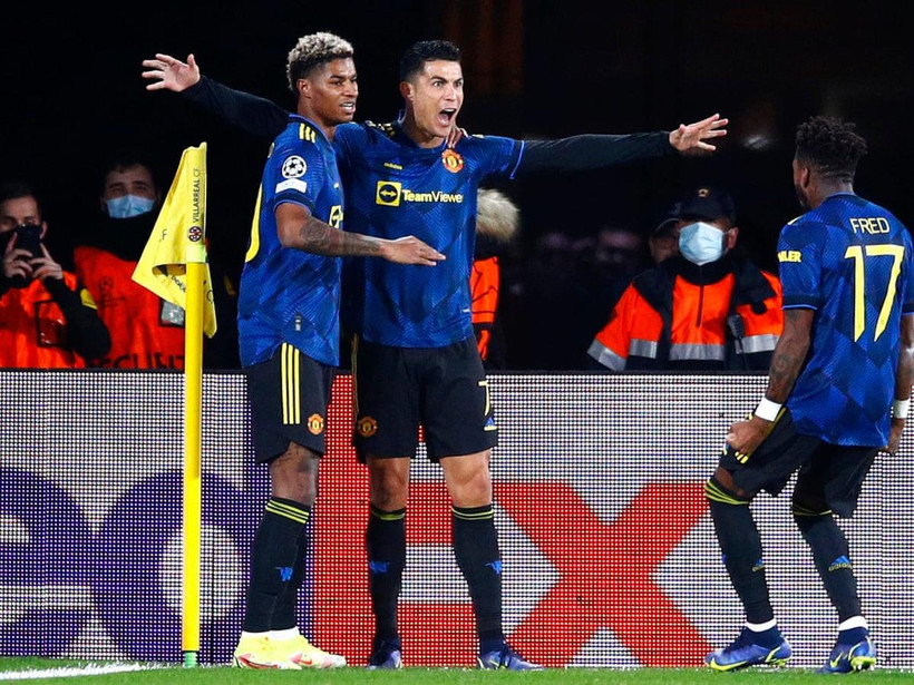 Ronaldo (giữa) lại ghi bàn để giúp M.U đi tiếp. (Nguồn: Getty Images)