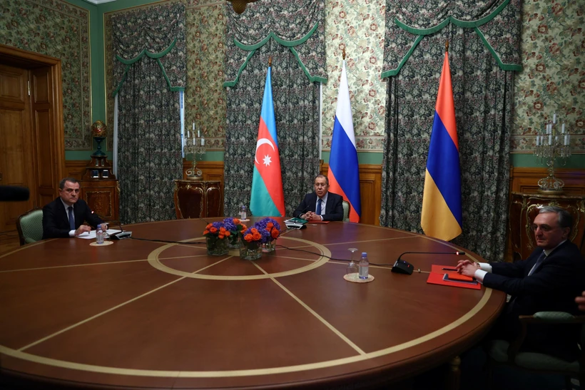 Ngoại trưởng Nga Sergei Lavrov (giữa) chủ trì cuộc đàm phán cấp cao giữa Ngoại trưởng Armenia Zohrab Mnatsakanyan và Ngoại trưởng Azerbaijan Jeyhun Bayramov tại Moskva ngày 9/10/2020. (Ảnh: AFP/TTXVN)