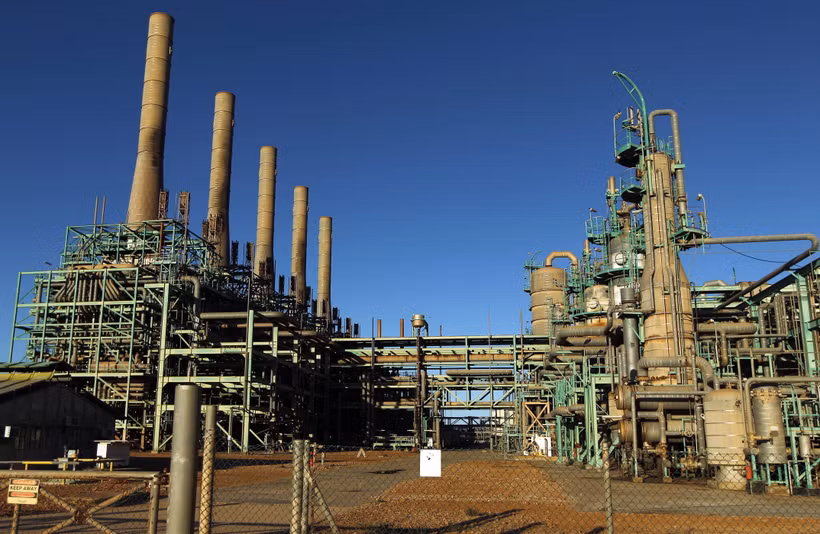 Một cơ sở khai thác dầu tại thị trấn Ras Lanuf, Libya. (Ảnh: AFP/TTXVN)