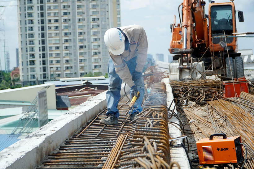 Công nhân thi công trên công trường dự án xây dựng cầu Nam Lý. (Ảnh: Tiến Lực/TTXVN)
