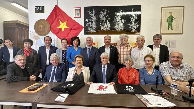 Chủ tịch Ủy ban Trung ương Mặt trận Tổ quốc Việt Nam Đỗ Văn Chiến cùng Lãnh đạo Hội hữu nghị Pháp – Việt. (Ảnh: Thu Hà/TTXVN tại Pháp)