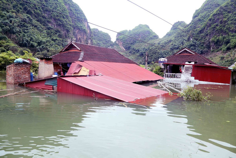 Nước ngập sâu tại bản Phiêng Nghè, xã Chiềng Đen. (Ảnh: Quang Quyết/TTXVN)