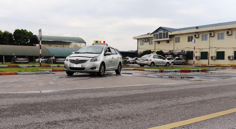 Học viên thi sát hạch lái xe trong sa hình tại một cơ sở đào tạo, sát hạch lái xe của Hà Nội. (Ảnh: Việt Hùng/Vietnam+)