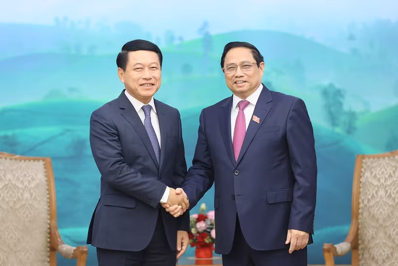 Thủ tướng Phạm Minh Chính tiếp Phó Thủ tướng, Bộ trưởng Ngoại giao Lào Saleumxay Kommasith. (Ảnh: Dương Giang/TTXVN)
