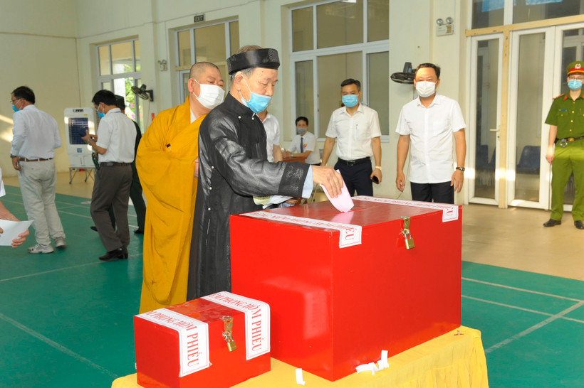 Đại diện chức sắc tôn giáo thực hiện quyền công dân bỏ phiếu bầu cử. (Ảnh Mạnh Khánh/TTXVN)