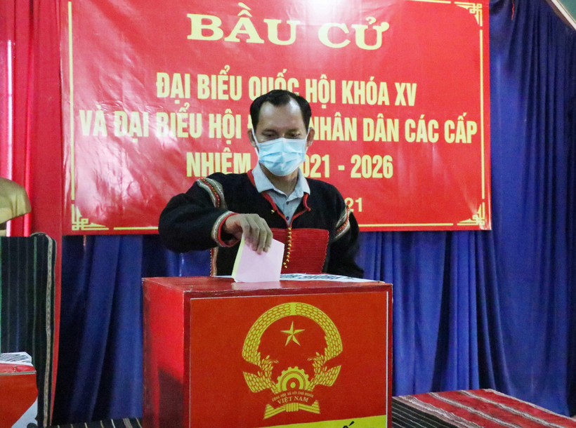 Cử tri bỏ phiếu bầu tại khu vực số 17, buôn Ako Dhông, phường Tân Lợi, thành phố Buôn Ma Thuột, tỉnh Đắk Lắk. (Ảnh: Tuấn Anh/TTXVN)