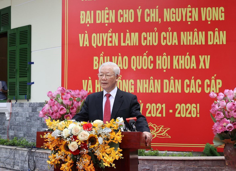 Tổng Bí thư Nguyễn Phú Trọng trả lời phỏng vấn báo chí tại Khu vực bỏ phiếu số 4, phường Nguyễn Du, quận Hai Bà Trưng. (Ảnh: Trí Dũng/TTXVN)