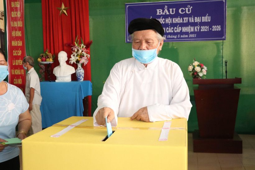 Tín đồ Hội thánh Cao Đài Ban Chỉnh Đạo đi bầu cử Quốc Hội và Hội đồng Nhân dân các cấp. (Ảnh: Huỳnh Phúc Hậu/TTXVN)