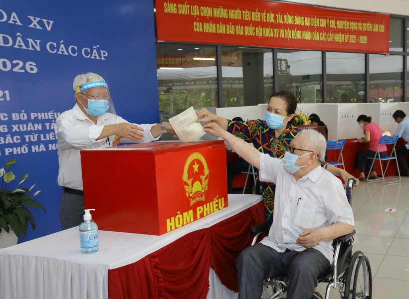 Cử tri phường Xuân Tảo, quận Bắc Từ Liêm, Hà Nội bỏ phiếu tại Khu vực bỏ phiếu số 7. (Ảnh: Nguyễn Điệp/TTXVN)