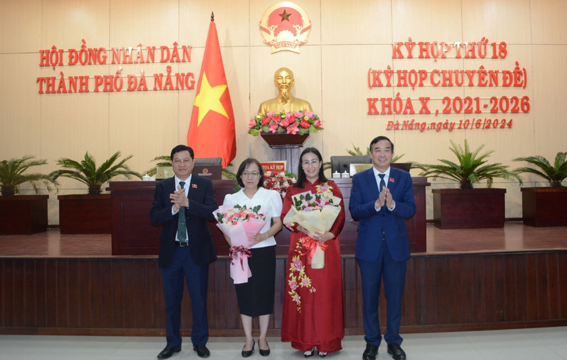 Lãnh đạo thành phố chúc mừng bà Nguyễn Thị Anh Thi được bầu giữ chức vụ Phó Chủ tịch UBND thành phố Đà Nẵng và bà Trần Thanh Thủy, tân Giám đốc Sở Y tế Đà Nẵng được bầu bổ sung chức danh Ủy viên UBND thành phố. (Ảnh: Văn Dũng/TTXVN)