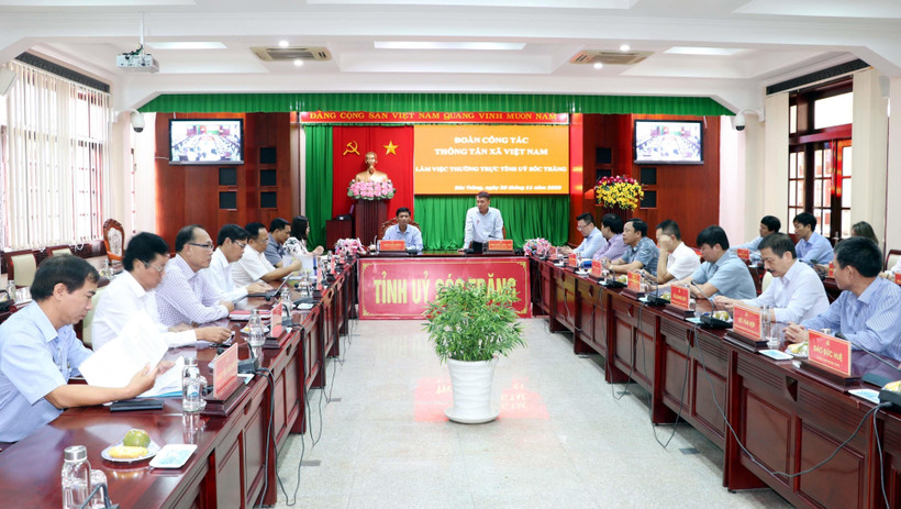 Quang cảnh buổi làm việc giữa tỉnh Sóc Trăng và đoàn công tác của TTXVN.(Ảnh: Trung Hiếu/TTXVN)