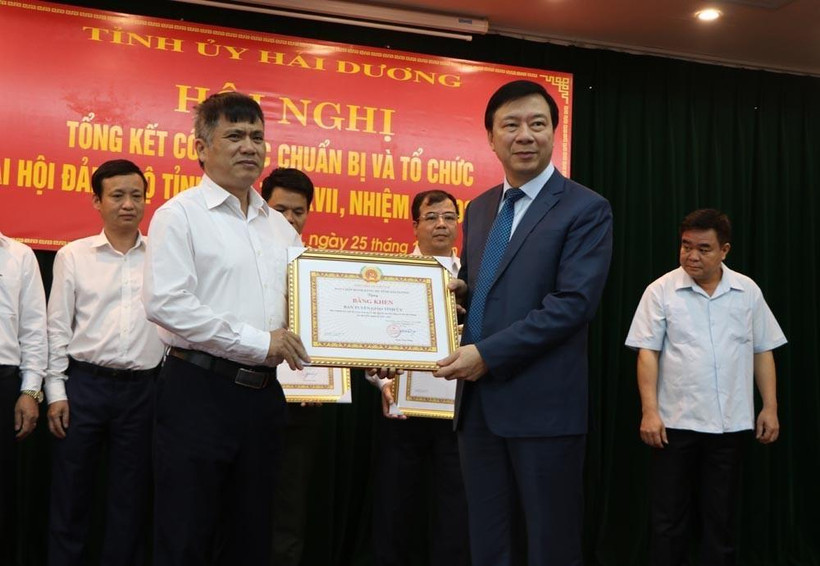 Bí thư Tỉnh ủy Hải Dương Phạm Xuân Thăng (phải) trao bằng khen tặng tập thể có thành tích xuất sắc trong tổ chức Đại hội Đảng bộ tỉnh lần thứ XVII nhiệm kỳ 2020-2025. (Ảnh: Mạnh Minh/TTXVN)