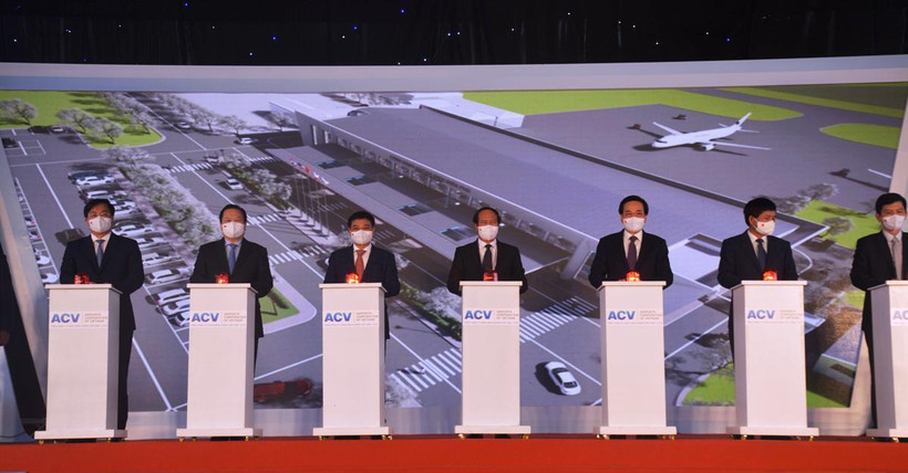 Phó Thủ tướng Chính phủ Lê Văn Thành và lãnh đạo Bộ, ban ngành và tỉnh Điên Biên nhấn nút khởi công dự án đầu tư xây dựng mở rộng Cảng hàng không Điện Biên. (Ảnh: Việt Hùng/Vietnam+)