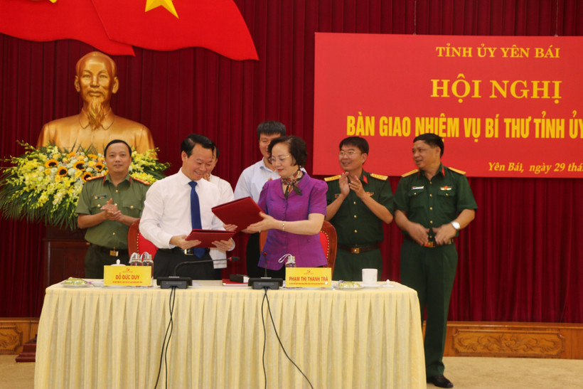 Đồng chí Phạm Thị Thanh Trà, Ủy viên Trung ương Đảng, Phó Trưởng ban Tổ chức Trung ương, Thứ trưởng Bộ Nội vụ, nguyên Bí thư Tỉnh ủy, Chủ tịch HĐND tỉnh Yên Bái và đồng chí Đỗ Đức Duy, Bí thư Tỉnh uỷ, Chủ tịch UBND tỉnh ký bàn giao nhiệm vụ Bí thư Đảng ủy