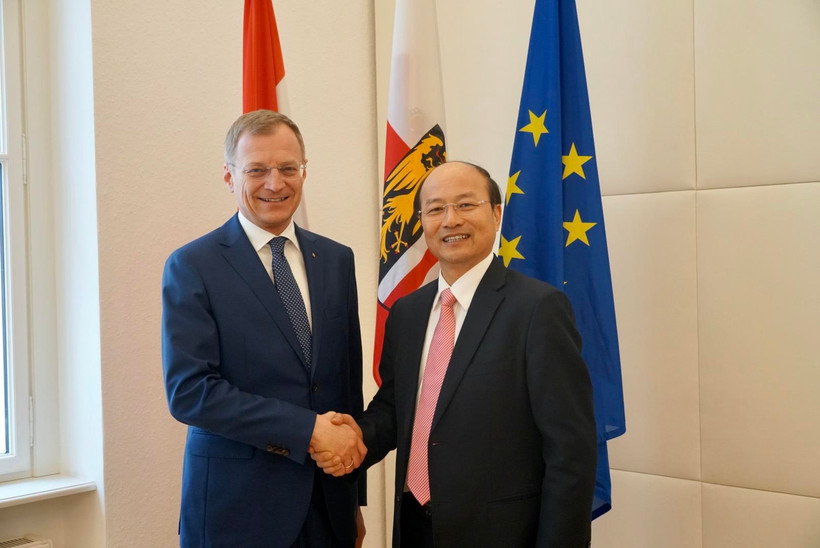 Đại sứ Lê Dũng đã chào xã giao Thống đốc bang Thượng Áo Thomas Stelzer. (Nguồn: Vietnam+)