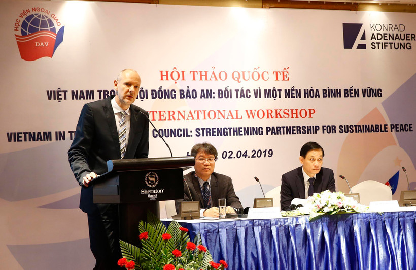 Ông Peter Girke, Đại diện thường trú Quỹ Konrad Adenauer Stiftung tại Việt Nam phát biểu. (Ảnh: Lâm Khánh/TTXVN)
