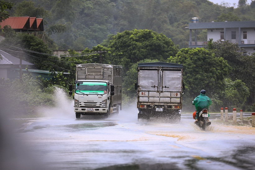 Mưa lớn trong ngày 10/9 gây ngập úng trên Quốc lộ 6, đoạn gần Dốc Kẽm xã Dân Hòa, phường Kỳ Sơn, thành phố Hòa Bình. (Ảnh: Trọng Đạt/TTXVN)