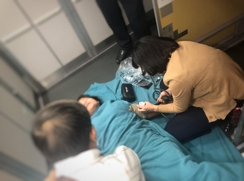 Bác sỹ sơ cứu bệnh nhân trên chuyến bay của Vietnam Airlines (Ảnh: CTV/Vietnam+)