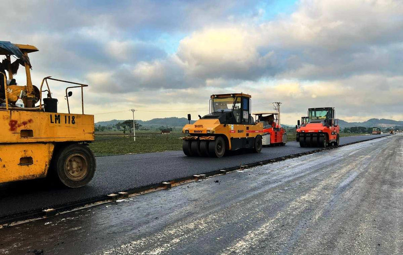 Nhà thầu thi công dự án cao tốc Bắc-Nam đoạn Mai Sơn-Quốc lộ 45. (Ảnh: Việt Hùng/Vietnam+) 