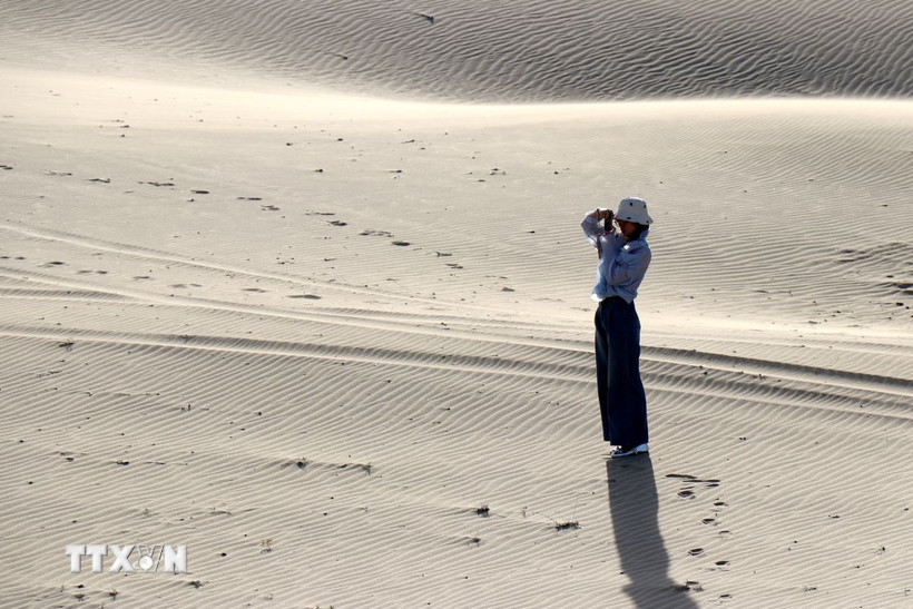 Du khách khám phá vẻ đẹp đồi cát Nam Cương ở xã An Hải (huyện Ninh Phước, Ninh Thuận). (Ảnh: Nguyễn Thành/TTXVN)
