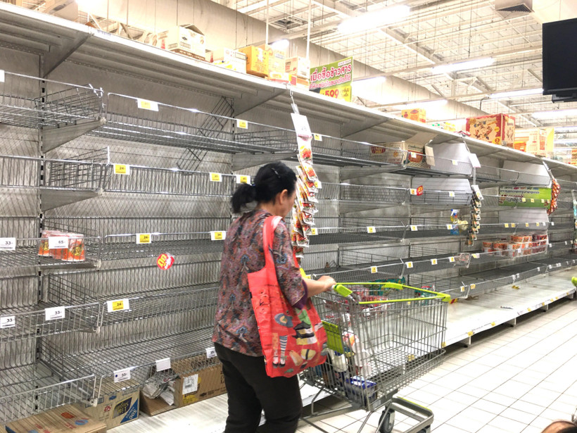 Người dân Thái Lan đổ xô đi mua lương thực, thực phẩm tích trữ phòng ngừa COVID-19 khiến nhiều quầy hàng trống rỗng. (Ảnh: Ngọc Quang/TTXVN)