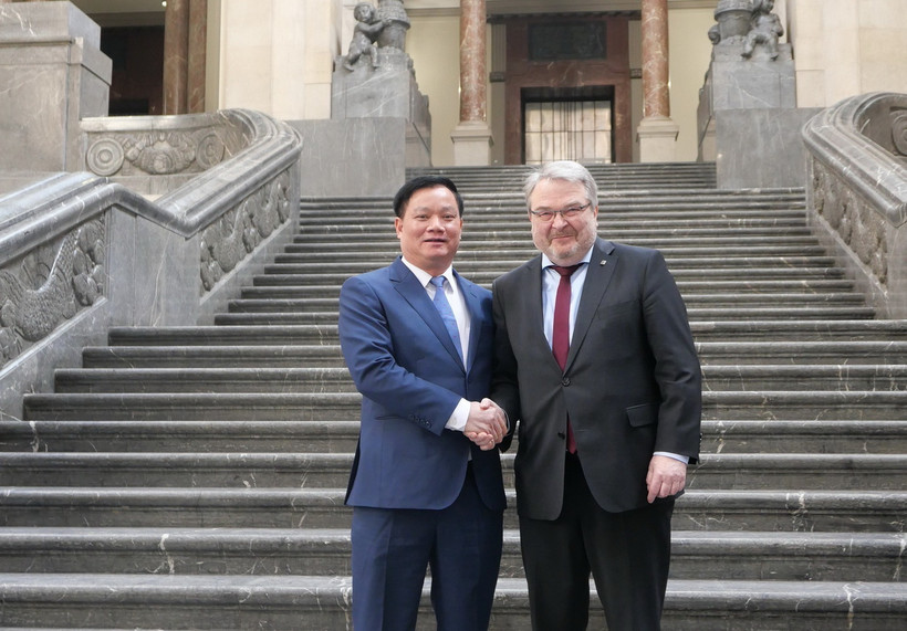 Chủ tịch UBND tỉnh Thái Bình Nguyễn Khắc Thận và ông Thomas Hermann, Thị trưởng thành phố Hanover. (Ảnh: Thu Hằng/TTXVN)