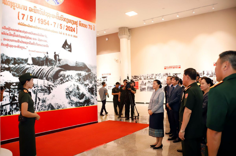 Các đại biểu nghe giới thiệu về tiến trình dẫn đến Chiến thắng Điện Biên Phủ. (Ảnh: Phạm Kiên/TTXVN)