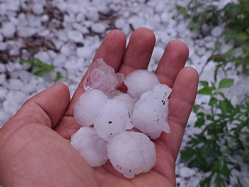 Mưa đá dữ dội bất ngờ trút xuống Lào Cai trong đêm