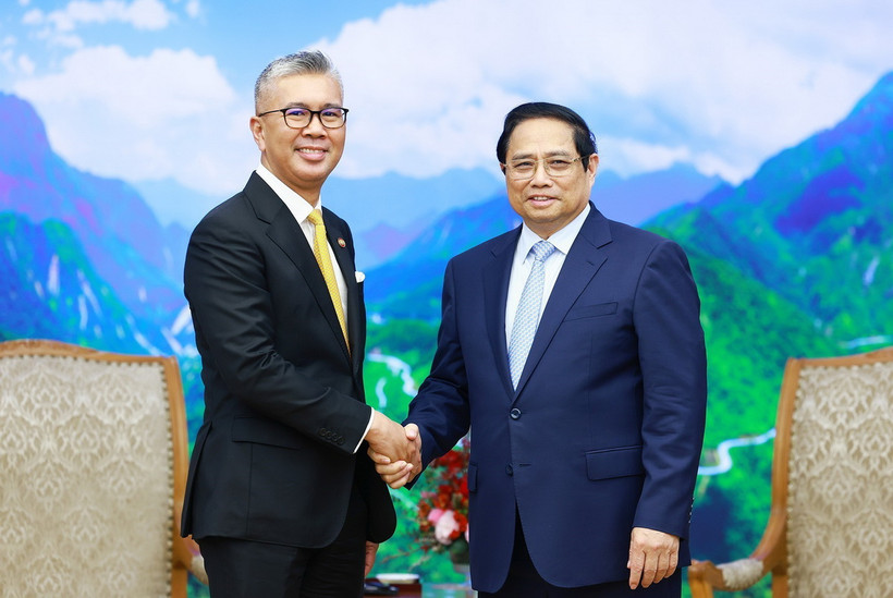 Thủ tướng Phạm Minh Chính tiếp Bộ trưởng Đầu tư, Thương mại và Công nghiệp Malaysia Tengku Datuk Seri Zafrul Abdul Aziz. (Ảnh: Dương Giang/TTXVN)