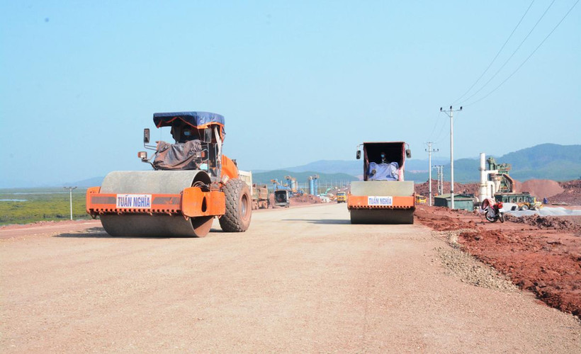 Nhà thầu thi công dự án cao tốc Bắc-Nam. (Ảnh: Việt Hùng/Vietnam+)