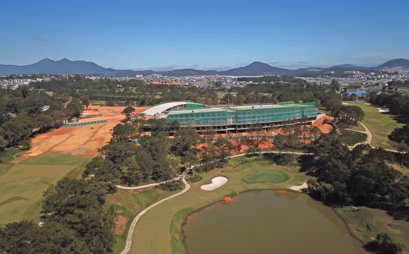 Đại công trường Dự án Tòa nhà Câu lạc bộ Golf Đồi Cù Đà Lạt. (Ảnh: Nguyễn Dũng/TTXVN)