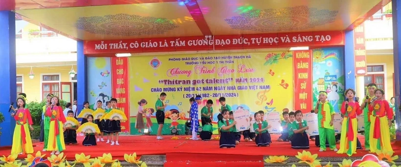 Học sinh trường Tiểu học 1 Thị trấn Thạch Hà (Thạch Hà, Hà Tĩnh) biểu diễn Dân ca Ví, Giặm tại Hội diễn văn nghệ chào mừng ngày 20/11. (Ảnh: TTXVN phát)