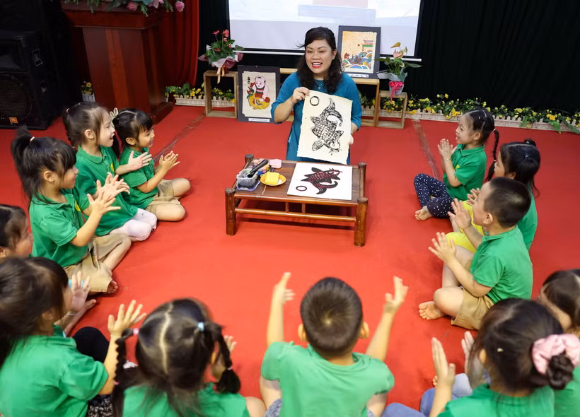 Nói về ý tưởng của mình, cô Nguyễn Thị Mỹ Ngọc cho biết, cảm nhận được sự lãng quên của xã hội hiện đại với một dòng tranh dân gian, cô tự cảm thấy mình cần phải làm gì đó để gìn giữ, bảo tồn dòng tranh quý. (Ảnh: Thanh Tùng/TTXVN)