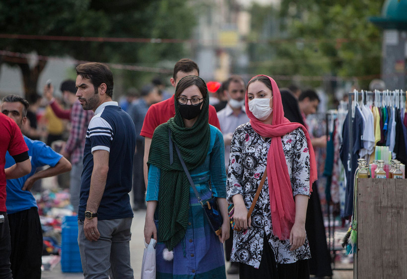 Người dân đeo khẩu trang phòng lây nhiễm COVID-19 tại Tehran, Iran ngày 30/5/2020. (Ảnh: THX/TTXVN)