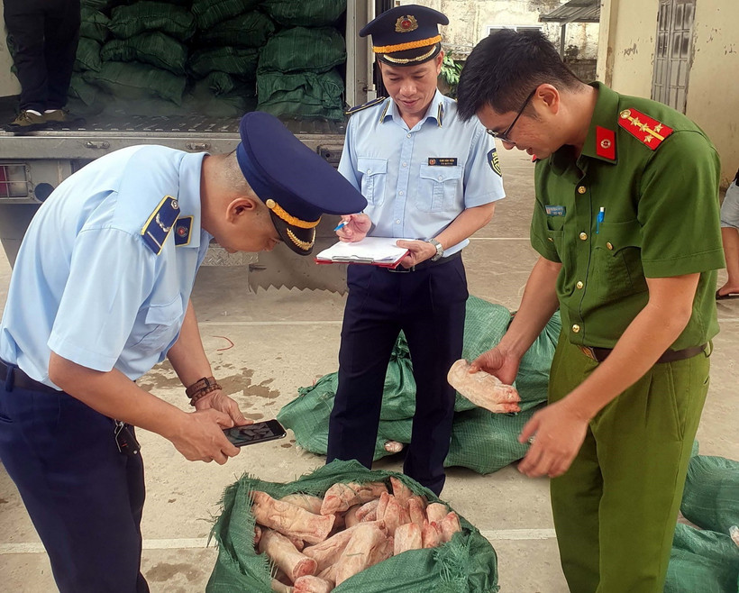 Lực lượng chức năng Lạng Sơn kiểm tra, thu giữ 7 tấn chân gà, móng giò đông lạnh không rõ nguồn gốc. (Ảnh: TTXVN phát)