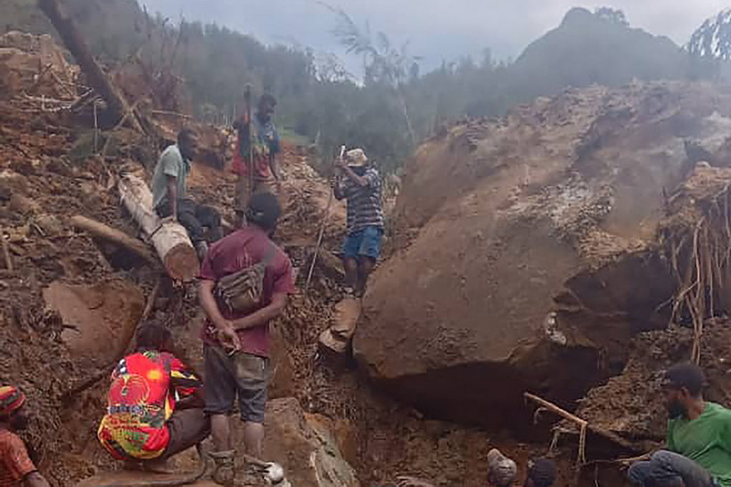 Người dân tìm kiếm nạn nhân tại hiện trường vụ lở đất ở tỉnh Enga, Papua New Guinea ngày 26/5/2024. (Ảnh: AFP/TTXVN)