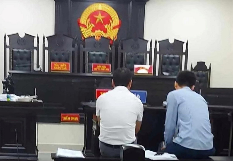 Hai bị cáo Thắng và Tuấn tại phiên tòa. (Ảnh: Báo Công lý)