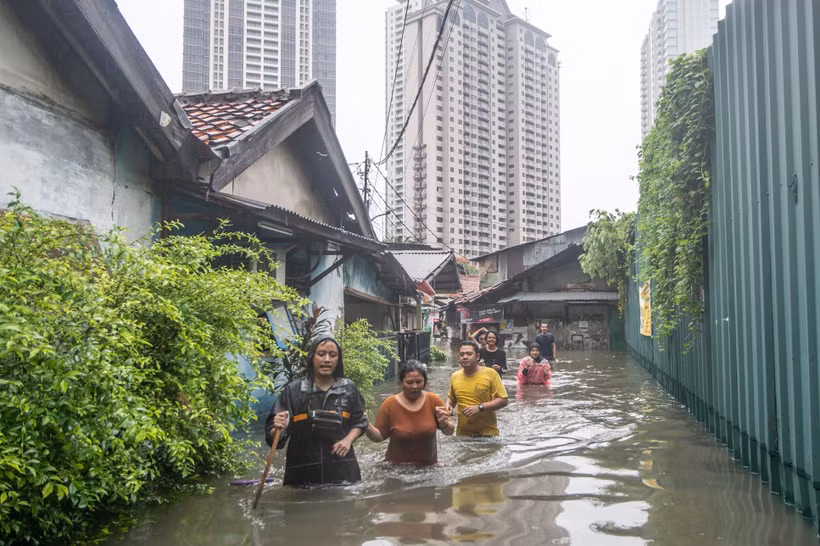 Cảnh ngập lụt sau những trận mưa lớn tại Jakarta, ngày 1/1/2020. (Ảnh: THX/TTXVN)