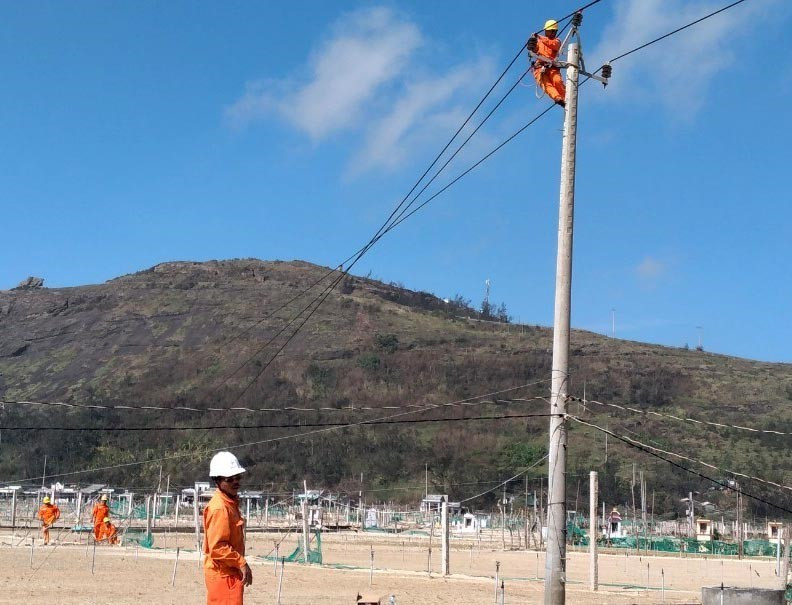 Nhân viên điện lực khẩn trương khắc phục sự cố trên lưới điện tại Quảng Ngãi. (Ảnh: Lê Ngọc Phước/TTXVN)